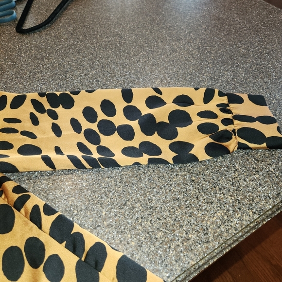 J Crew Size XS Womens Gold & Black Blouse Ruffles V Neck Covered Buttons at Cuff - Picture 10 of 11